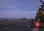 Immagine di USS Kitty Hawk Oceano Pacifico, 1979, secondo 51 filmato di repertorio 65675037816