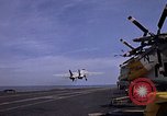 Immagine di USS Kitty Hawk Oceano Pacifico, 1979, secondo 55 filmato di repertorio 65675037816