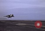 Immagine di USS Kitty Hawk Oceano Pacifico, 1979, secondo 59 filmato di repertorio 65675037816