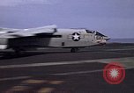 Immagine di USS Kitty Hawk Oceano Pacifico, 1979, secondo 60 filmato di repertorio 65675037816