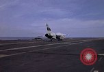 Immagine di USS Kitty Hawk Oceano Pacifico, 1979, secondo 61 filmato di repertorio 65675037816