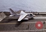 Standbild Kitty Hawk Pazifik, 1979, aus Sekunde 39 historischem Filmmaterial Videoclip 65675037818