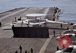 Standbild Kitty Hawk Pazifik, 1979, aus Sekunde 35 historischem Filmmaterial Videoclip 65675037820