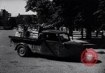Standbild Gemüse kaufen Stuttgart Deutschland, 1947, aus Sekunde 17 historischem Filmmaterial Videoclip 65675037832