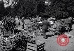 Standbild Gemüse kaufen Stuttgart Deutschland, 1947, aus Sekunde 19 historischem Filmmaterial Videoclip 65675037832