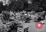 Standbild Gemüse kaufen Stuttgart Deutschland, 1947, aus Sekunde 21 historischem Filmmaterial Videoclip 65675037832