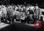 Standbild Gemüse kaufen Stuttgart Deutschland, 1947, aus Sekunde 25 historischem Filmmaterial Videoclip 65675037832