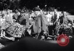 Standbild Gemüse kaufen Stuttgart Deutschland, 1947, aus Sekunde 27 historischem Filmmaterial Videoclip 65675037832