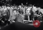 Standbild Gemüse kaufen Stuttgart Deutschland, 1947, aus Sekunde 28 historischem Filmmaterial Videoclip 65675037832