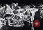 Standbild Gemüse kaufen Stuttgart Deutschland, 1947, aus Sekunde 31 historischem Filmmaterial Videoclip 65675037832