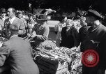 Standbild Gemüse kaufen Stuttgart Deutschland, 1947, aus Sekunde 32 historischem Filmmaterial Videoclip 65675037832