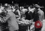 Standbild Gemüse kaufen Stuttgart Deutschland, 1947, aus Sekunde 33 historischem Filmmaterial Videoclip 65675037832