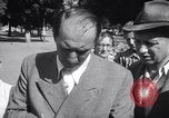 Standbild Gemüse kaufen Stuttgart Deutschland, 1947, aus Sekunde 37 historischem Filmmaterial Videoclip 65675037832