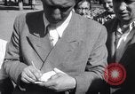 Standbild Gemüse kaufen Stuttgart Deutschland, 1947, aus Sekunde 38 historischem Filmmaterial Videoclip 65675037832