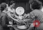 Standbild Gemüse kaufen Stuttgart Deutschland, 1947, aus Sekunde 41 historischem Filmmaterial Videoclip 65675037832