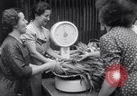 Standbild Gemüse kaufen Stuttgart Deutschland, 1947, aus Sekunde 42 historischem Filmmaterial Videoclip 65675037832