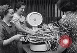Standbild Gemüse kaufen Stuttgart Deutschland, 1947, aus Sekunde 44 historischem Filmmaterial Videoclip 65675037832