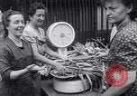 Standbild Gemüse kaufen Stuttgart Deutschland, 1947, aus Sekunde 45 historischem Filmmaterial Videoclip 65675037832