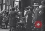 Standbild Gemüse kaufen Stuttgart Deutschland, 1947, aus Sekunde 46 historischem Filmmaterial Videoclip 65675037832