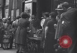 Standbild Gemüse kaufen Stuttgart Deutschland, 1947, aus Sekunde 47 historischem Filmmaterial Videoclip 65675037832