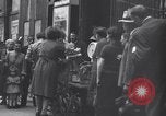 Standbild Gemüse kaufen Stuttgart Deutschland, 1947, aus Sekunde 48 historischem Filmmaterial Videoclip 65675037832