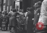 Standbild Gemüse kaufen Stuttgart Deutschland, 1947, aus Sekunde 49 historischem Filmmaterial Videoclip 65675037832