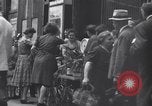 Standbild Gemüse kaufen Stuttgart Deutschland, 1947, aus Sekunde 51 historischem Filmmaterial Videoclip 65675037832