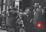Standbild Gemüse kaufen Stuttgart Deutschland, 1947, aus Sekunde 52 historischem Filmmaterial Videoclip 65675037832