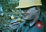 Immagine di Harry Truman a Mount Saint Helens Washington State United States USA, 1980, secondo 16 filmato di repertorio 65675037861