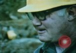 Immagine di Harry Truman a Mount Saint Helens Washington State United States USA, 1980, secondo 24 filmato di repertorio 65675037861