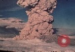 Standbild Mount Saint Helens Eruption Washington State United States USA, 1980, aus Sekunde 45 historischem Filmmaterial Videoclip 65675037877