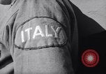 Standbild italienische Kriegsgefangene Neapel Italien, 1945, aus Sekunde 26 historischem Filmmaterial Videoclip 65675037881