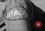 Standbild italienische Kriegsgefangene Neapel Italien, 1945, aus Sekunde 27 historischem Filmmaterial Videoclip 65675037881