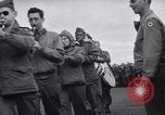 Standbild italienische Kriegsgefangene Neapel Italien, 1945, aus Sekunde 53 historischem Filmmaterial Videoclip 65675037884