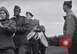 Standbild italienische Kriegsgefangene Neapel Italien, 1945, aus Sekunde 55 historischem Filmmaterial Videoclip 65675037884