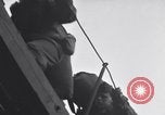 Standbild italienische Kriegsgefangene Neapel Italien, 1945, aus Sekunde 17 historischem Filmmaterial Videoclip 65675037885