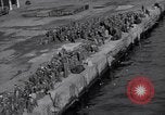 Standbild italienische Kriegsgefangene Neapel Italien, 1945, aus Sekunde 61 historischem Filmmaterial Videoclip 65675037885