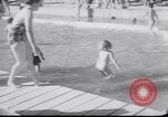 Immagine di I nuotatori francese Francia, 1949, secondo 15 filmato di repertorio 65675037930