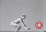 Immagine di I nuotatori francese Francia, 1949, secondo 41 filmato di repertorio 65675037930