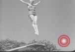 Immagine di I nuotatori francese Francia, 1949, secondo 47 filmato di repertorio 65675037930