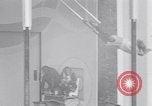Immagine di Gli scimpanzé facendo trucchi Saint Louis Missouri USA, 1949, secondo 9 filmato di repertorio 65675037932