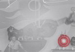 Immagine di Gli scimpanzé facendo trucchi Saint Louis Missouri USA, 1949, secondo 20 filmato di repertorio 65675037932