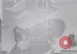 Immagine di Gli scimpanzé facendo trucchi Saint Louis Missouri USA, 1949, secondo 24 filmato di repertorio 65675037932