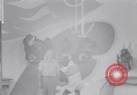 Immagine di Gli scimpanzé facendo trucchi Saint Louis Missouri USA, 1949, secondo 25 filmato di repertorio 65675037932