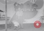 Immagine di Gli scimpanzé facendo trucchi Saint Louis Missouri USA, 1949, secondo 26 filmato di repertorio 65675037932