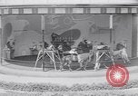 Immagine di Gli scimpanzé facendo trucchi Saint Louis Missouri USA, 1949, secondo 39 filmato di repertorio 65675037932
