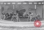 Immagine di Gli scimpanzé facendo trucchi Saint Louis Missouri USA, 1949, secondo 40 filmato di repertorio 65675037932