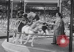 Immagine di Gli scimpanzé facendo trucchi Saint Louis Missouri USA, 1949, secondo 42 filmato di repertorio 65675037932