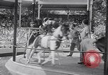 Immagine di Gli scimpanzé facendo trucchi Saint Louis Missouri USA, 1949, secondo 45 filmato di repertorio 65675037932