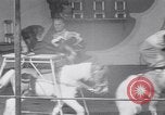 Immagine di Gli scimpanzé facendo trucchi Saint Louis Missouri USA, 1949, secondo 53 filmato di repertorio 65675037932